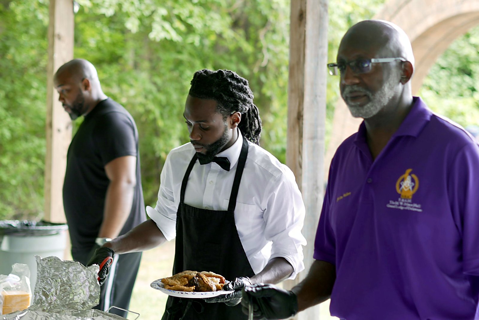 Sunday barbecue, serving the meal